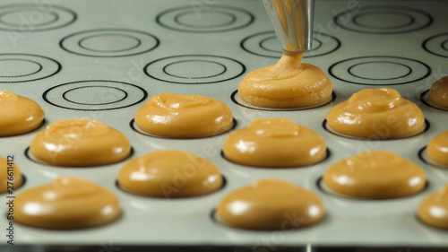 Schilderij op canvas confectioner squeezes out a traditional macaroon dessert cream