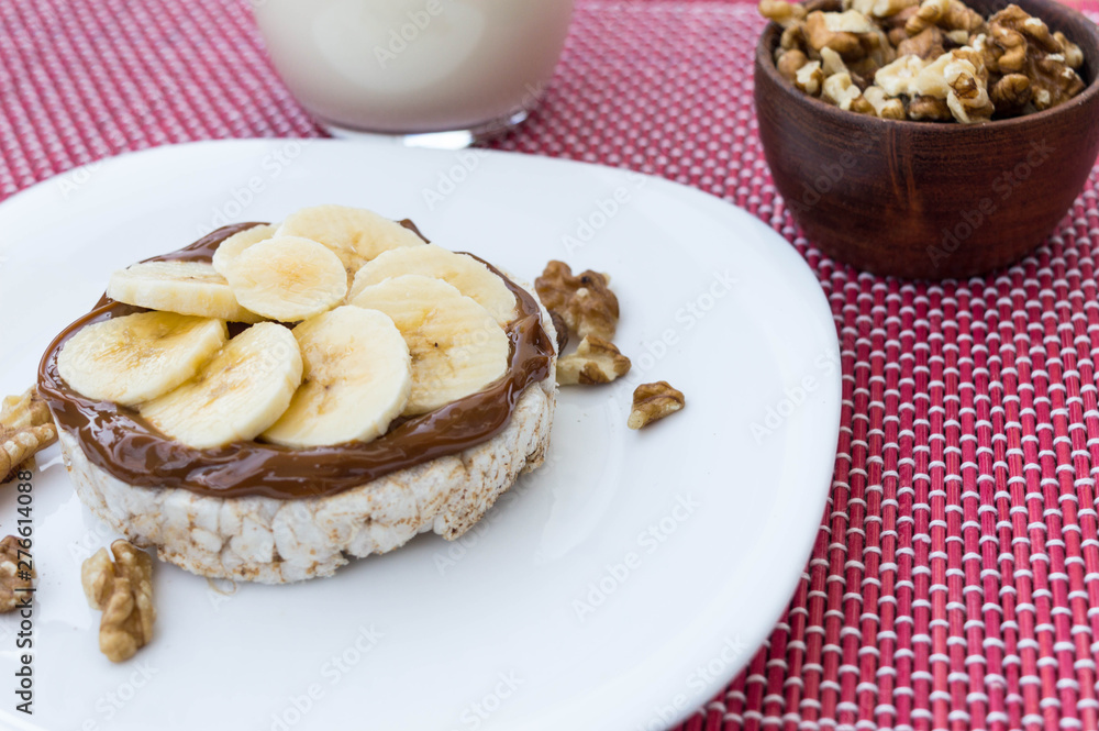 Rice biscuit with dulce de leche and pieces of banana and nuts. Accompanied with a milk banana smoothie. Rice biscuit with dulce de leche and pieces of banana and nuts. Accompanied with a milk banana smoothie.