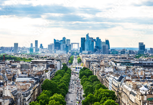 凱旋門から眺めるパリ市内 © oben901