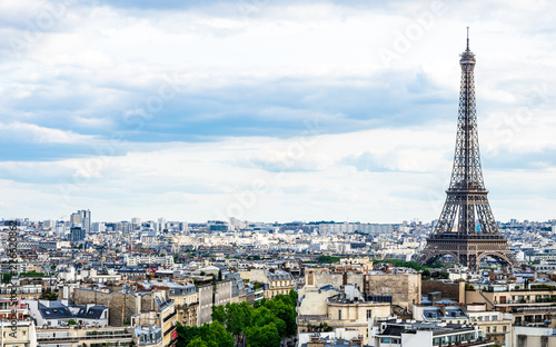 凱旋門から眺めるエッフェル塔とパリ市内 © oben901