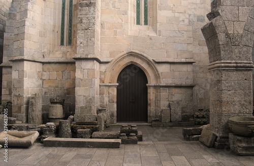 Fachada de igreja antiga em pedra com porta de madeira photo