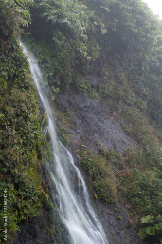 岩肌を流れる小さな滝 © kinpouge