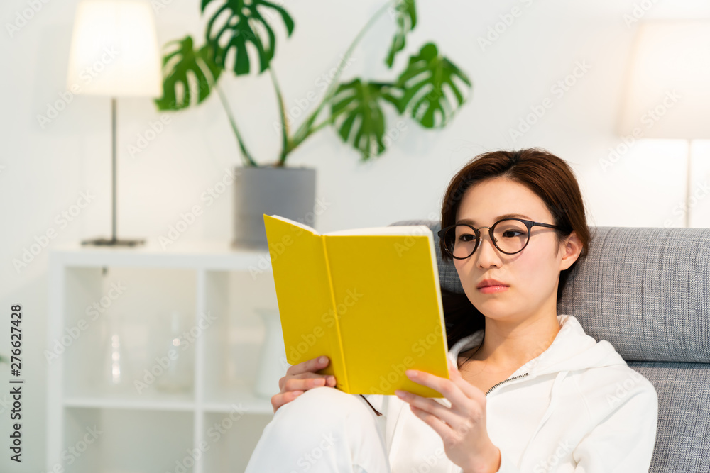 本を読む女性