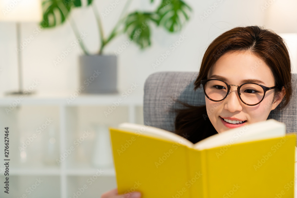 本を読む女性 本を読む女性