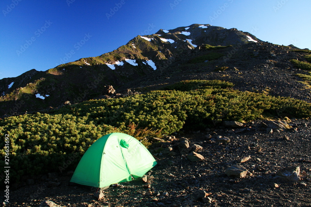 南アルプス　白峰三山テント縦走　朝陽に映える濃鳥小屋テント場の風景　間ノ岳を仰ぎ見る