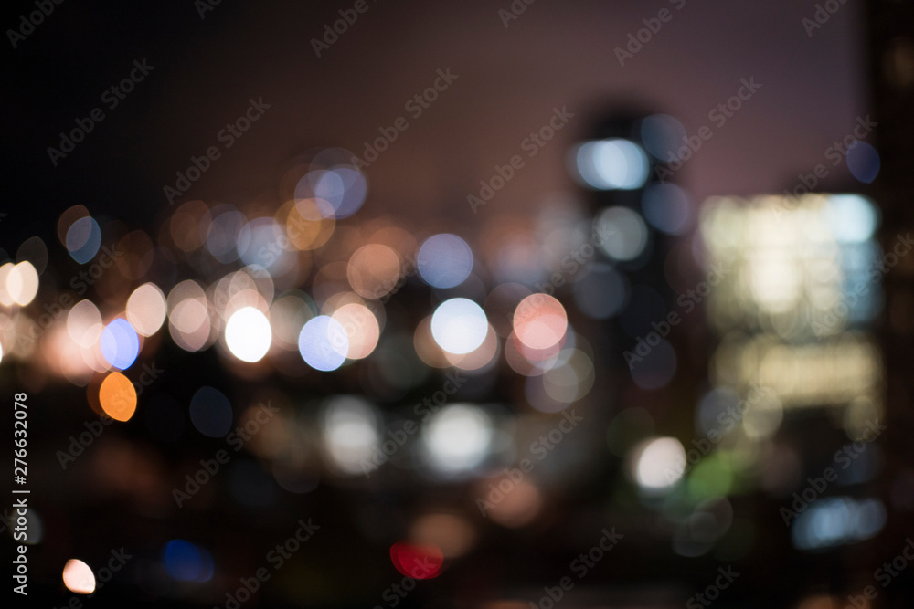 Las luces de la ciudad en la noche
