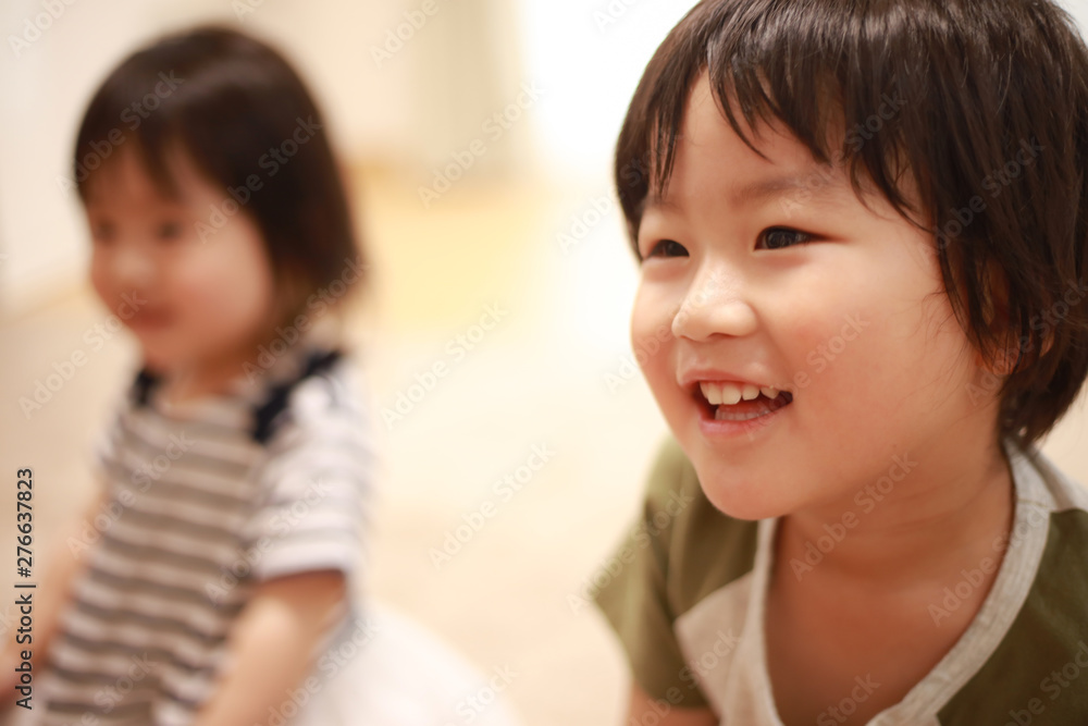 テレビを観る子供たち テレビを観る子供たち