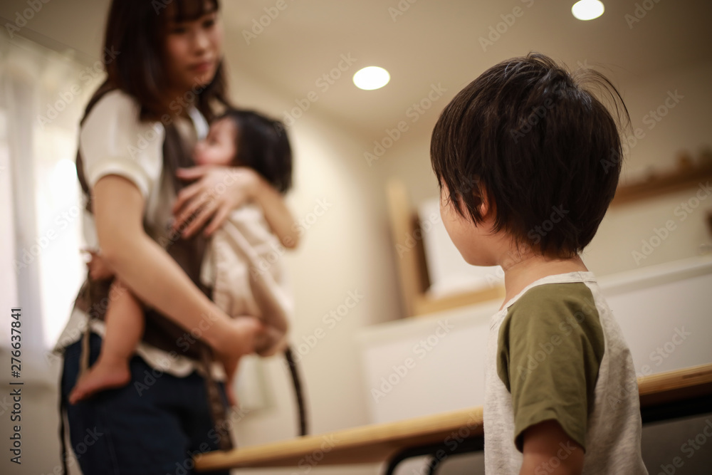 男の子に別れを言う母親 男の子に別れを言う母親