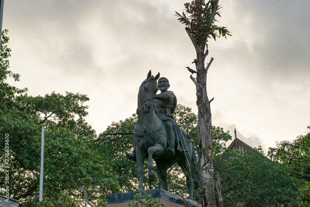 Fototapeta premium statue in park