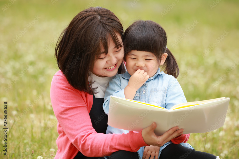 読書する親子 読書する親子