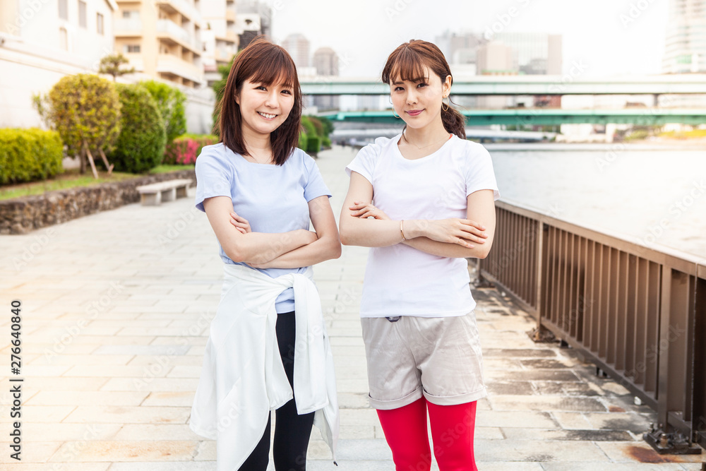 Fototapeta premium 楽しそうにエクササイズする女性達