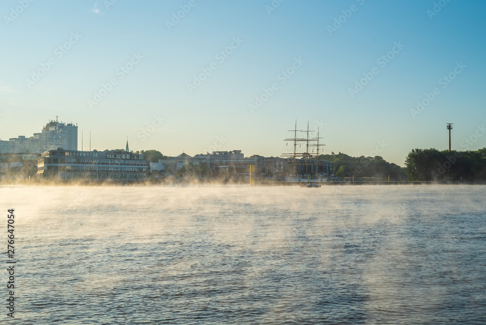 Obraz premium Leichter Nebel über der Weser in Bremen