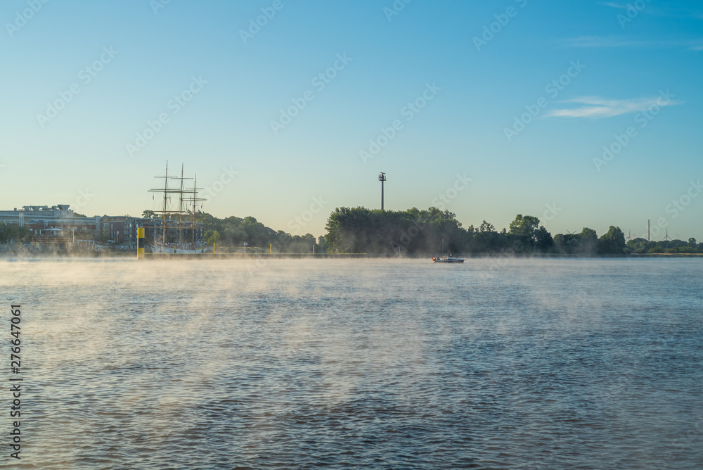 Leichter Nebel über der Weser in Bremen