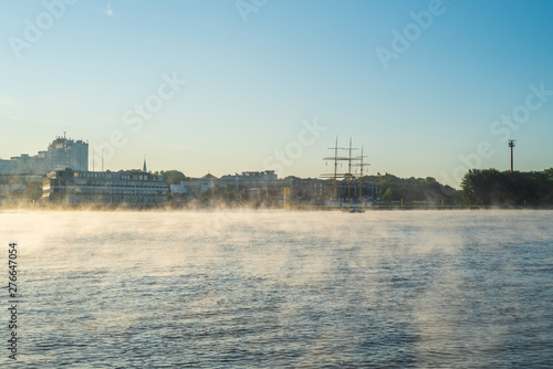 Leichter Nebel über der Weser in Bremen