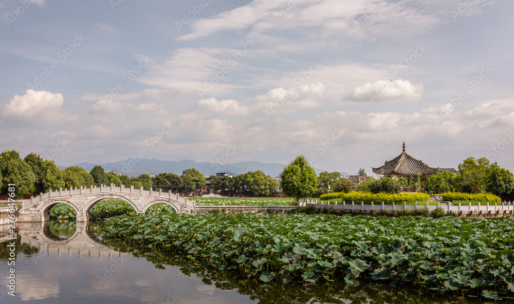 Φωτογραφία Garden with lotus in the pond in the Confucian Temple (Wenmiao), Jianshui, Yunnan, China