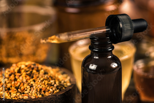 Tableau sur toile Propolis in Brown Glass Dropper Bottle