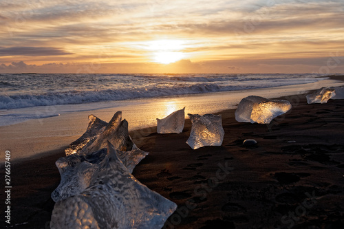 Glitzern chunks of ice during sunrise at Jökulsárlóns beautiful Diamond Beach