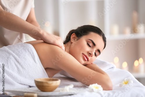 Piękna młoda kobieta odbiera masaż w salonie spa