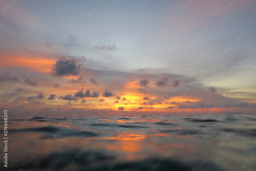 Fototapeta premium Wunderschöner Sonnenuntergang am Meer 