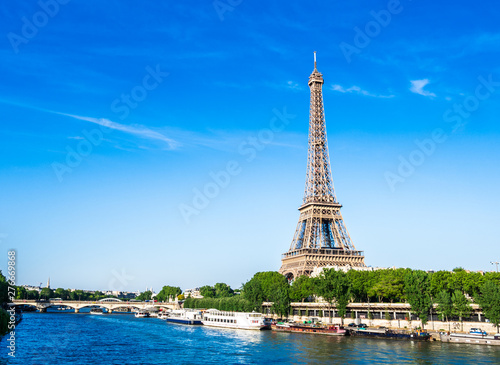 世界遺産　パリのセーヌ河岸　エッフェル塔 © oben901