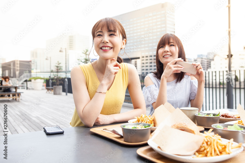 外のテラスでランチを楽しむ女性達 外のテラスでランチを楽しむ女性達
