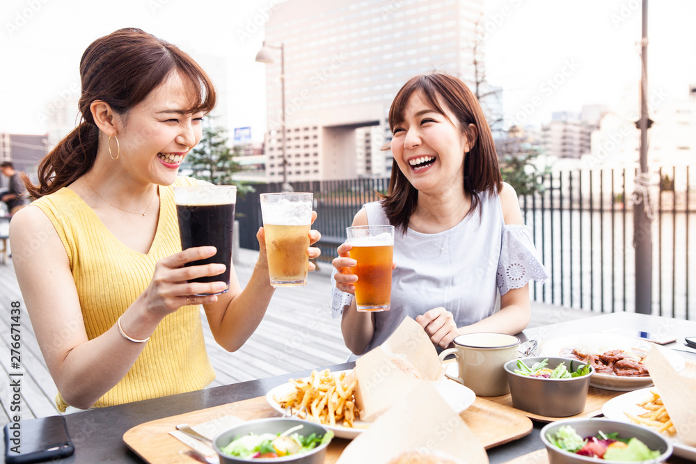 屋外で楽しくお酒を飲む女性達 屋外で楽しくお酒を飲む女性達