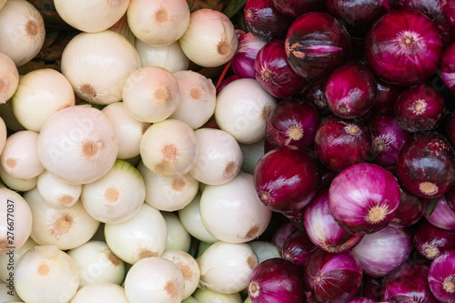 white and red onions at farmers market