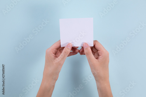 Hands holding a post-it