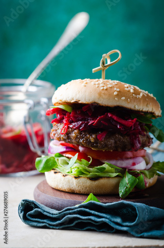 Fotografía Burger with fermented cabbage,  beetroot dip, bbq beef cutlet on wooden over marble table