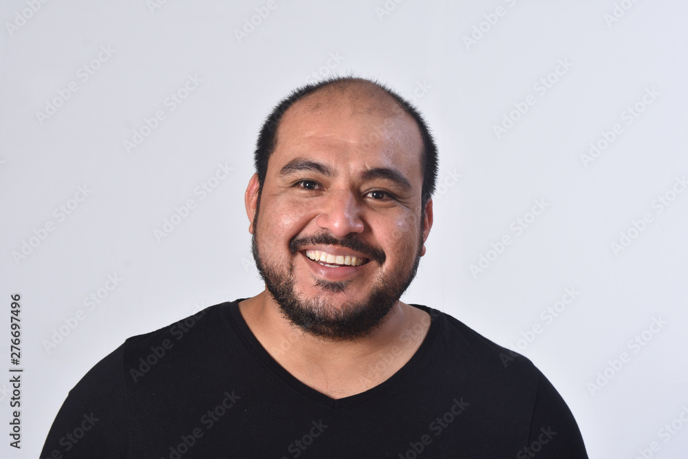 Fototapeta premium portret mężczyzny Ameryki Łacińskiej na białym tle