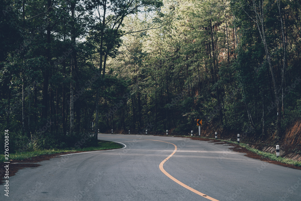 Obraz premium Mountain roads and trees in the rainy season