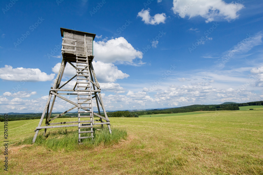 Naklejka premium Hochsitz in Eifellandschaft