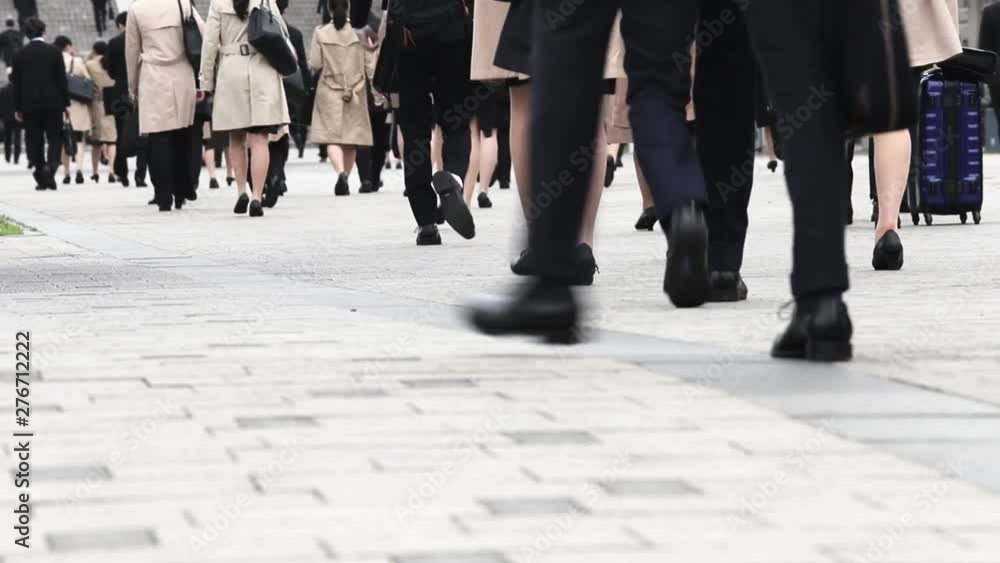 若い男女のスーツの後ろ姿、企業説明会に向かう大学生 若い男女のスーツの後ろ姿、企業説明会に向かう大学生