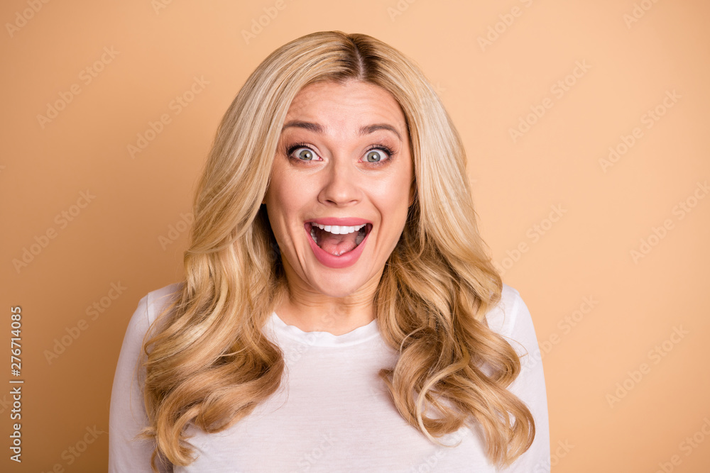 Close up photo amazing beautiful she her lady perfect ideal appearance amazed excited overjoyed great news sale discount shopping low prices wear casual white t-shirt isolated beige pastel background