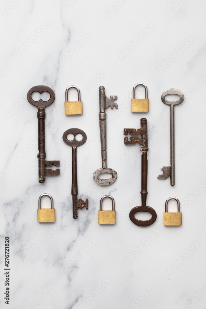 Obraz premium Vintage keys and padlocks overhead lay flat composition. Security concept