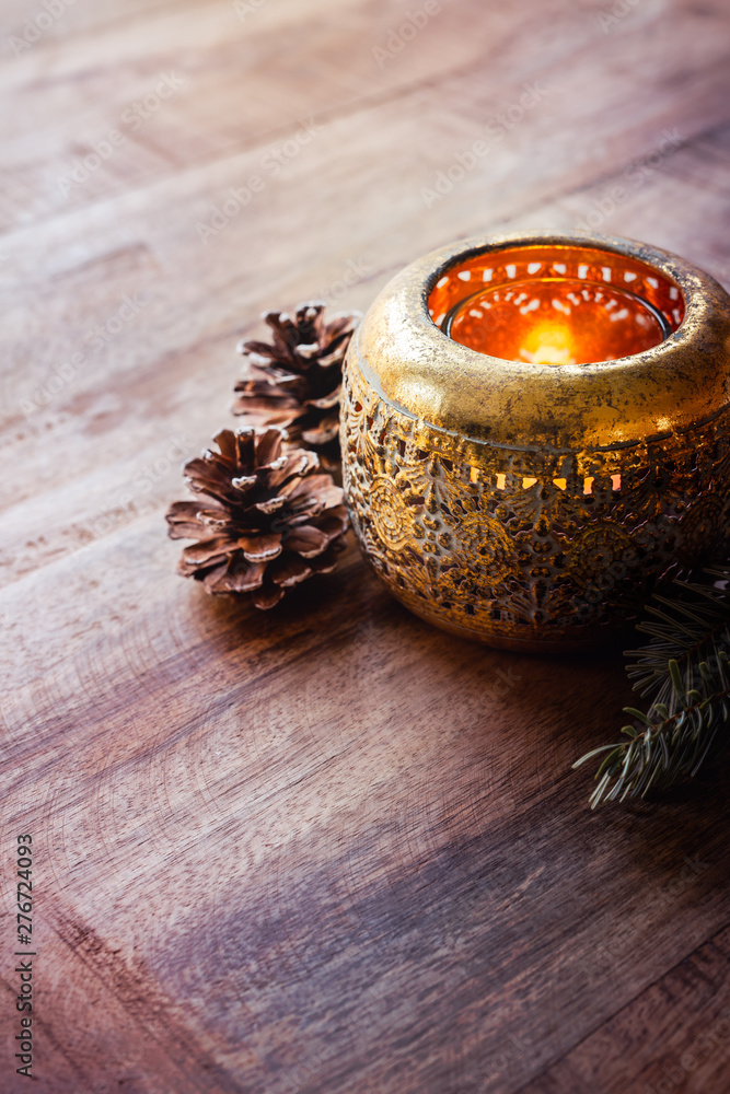 Weihnachten - Anitkes Teelicht mit Tannengrün und Tannenzapfen