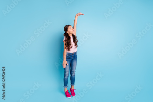 Full length body size view photo of astonished kid impressed raise arm measurement unbelievable unexpected news open mouth anxious trendy fashionable clothing isolated on pastel background photo