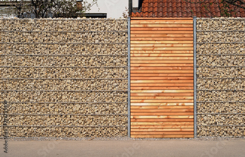 Gabionenwand Sichtschutz mit Holztür photo