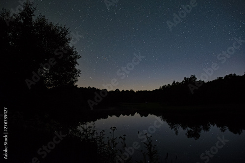 Sternenhimmel über dem Roten Moor bei Gersfeld in der Rhön in Hessen, Deutschland 