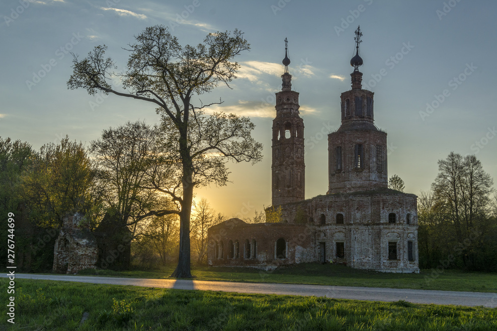Naklejka premium Old ruined Church of the 18th century in the village of Kolentsy, Russia in the evening.