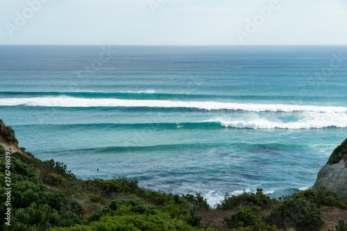 Surfer an der Küste vor der Great Ocean Road reiten Wellen