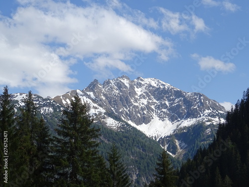 schneebedeckte berge im lechtal