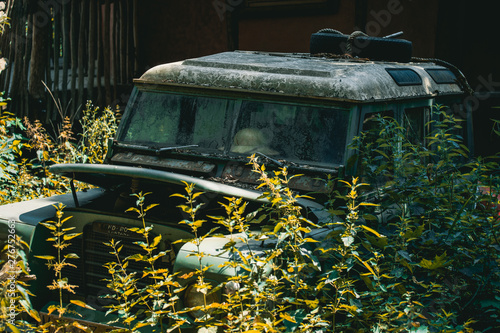 Altes Safari Auto Jeep Schrott