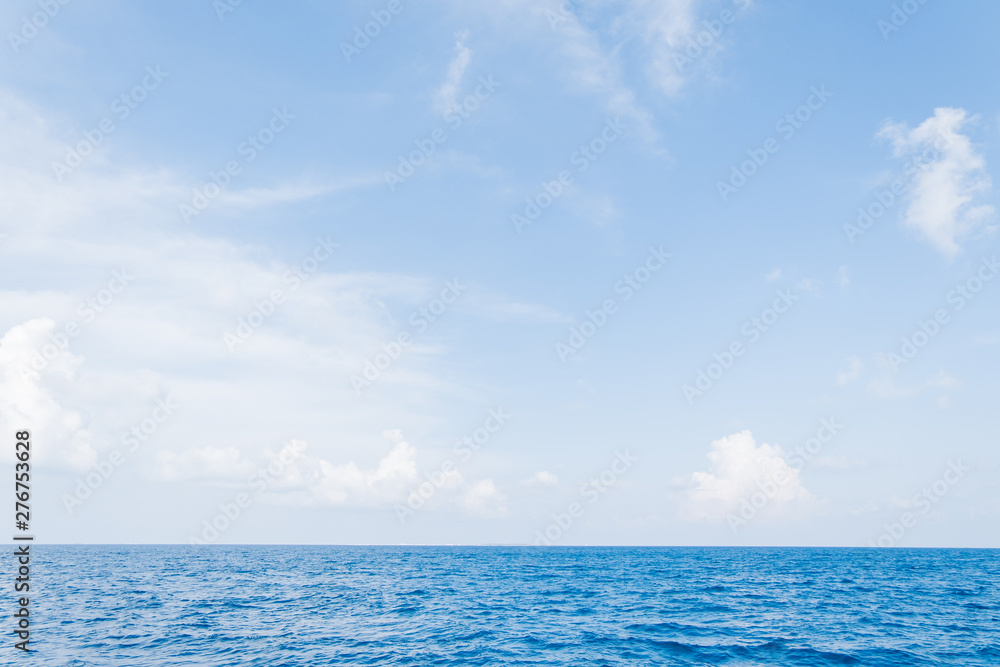 Fototapeta premium Calm Sea and Blue Sky Background in Maldives