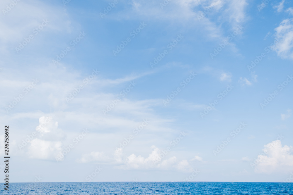 Obraz premium Calm Sea and Blue Sky Background in Maldives