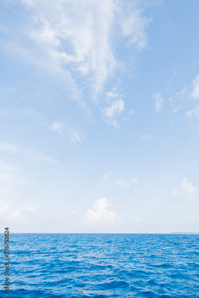 Fototapeta premium Calm Sea and Blue Sky Background in Maldives