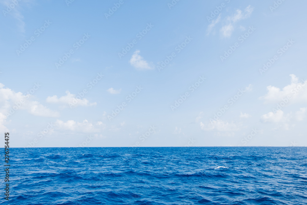 Obraz premium Calm Sea and Blue Sky Background in Maldives