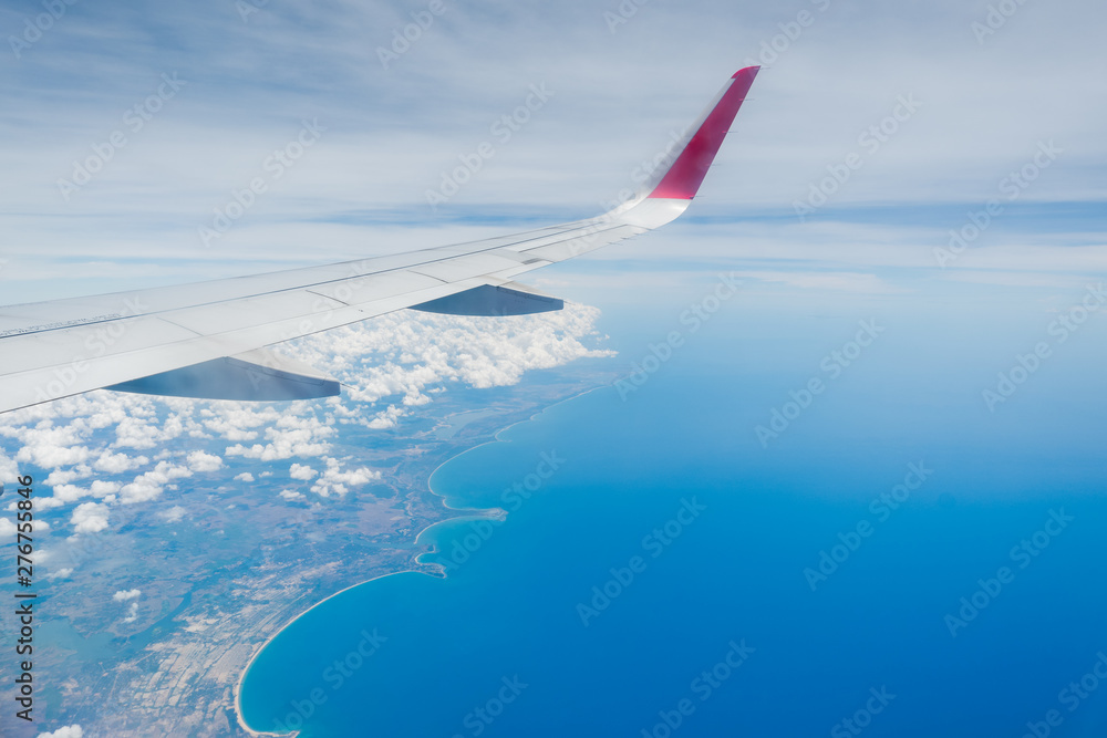 Obraz premium aircraft Wing on cloudscape and blue sky