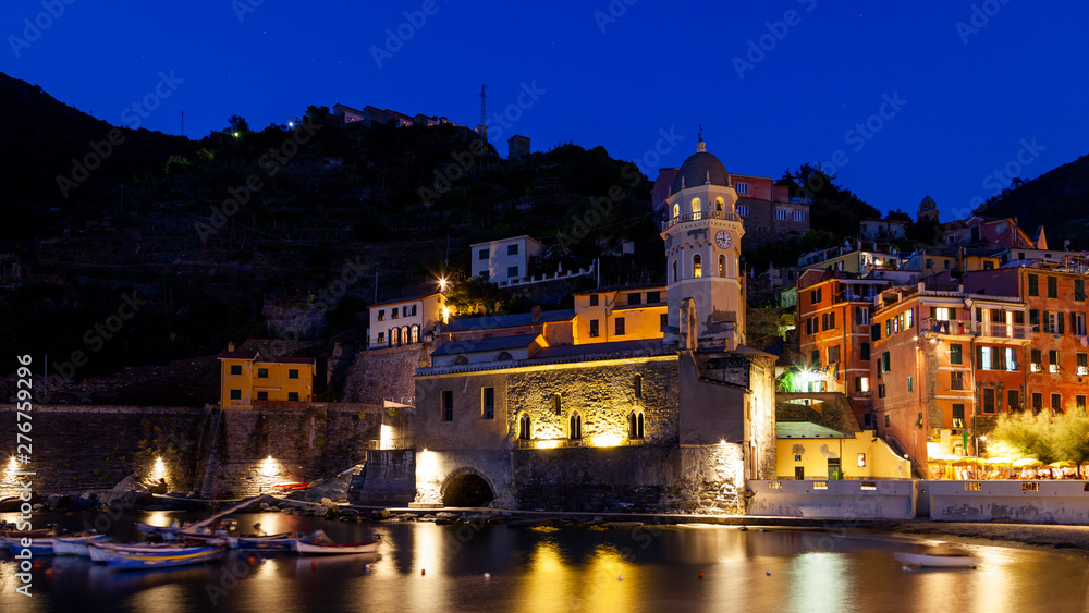 Naklejka premium panoramic view of a village in the Cinque Terre at night