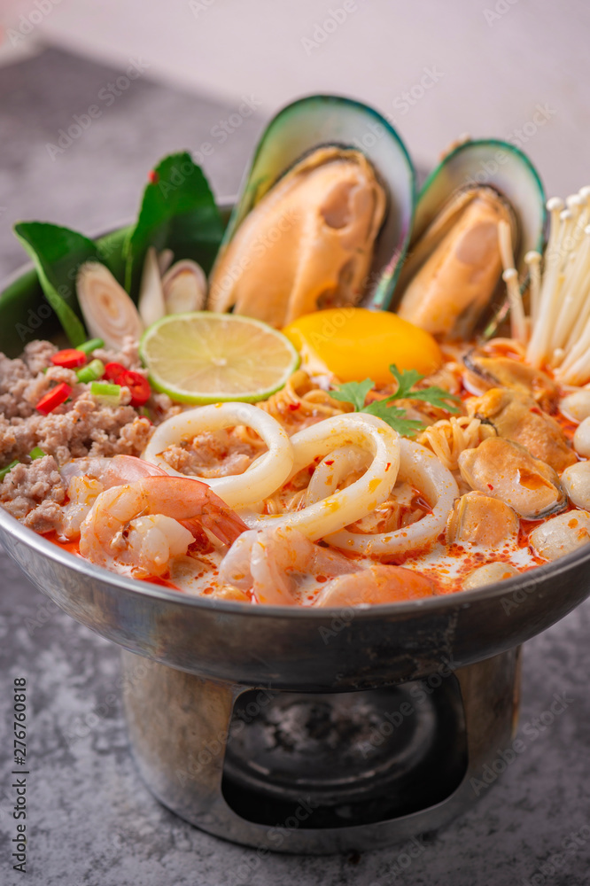 Fotografie pasta with shrimps and vegetables